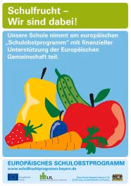 Plakat mit den Schriftz&uuml;gen "Schulfrucht - Wir sind dabei!", "Unsere Schule nimmt am europ&auml;ischen Schulobstprogramm mit finanzieller Unterst&uuml;tzung der Europ&auml;ischen Gemeinschaft teil." und "Europ&auml;isches Schulobstprogramm" mit der Zeichnung von einem Apfel, einer Gurke, einer Birne, einer Karotte, einer Heidelbeere und einer Erdbeere.