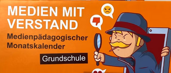 Schriftzug "Medien mit Verstand" und "Medienp&auml;dagogischer Monatskalender Grundschule" mit einer Zeichnung von einem Mann, der durch eine Lupe guckt.