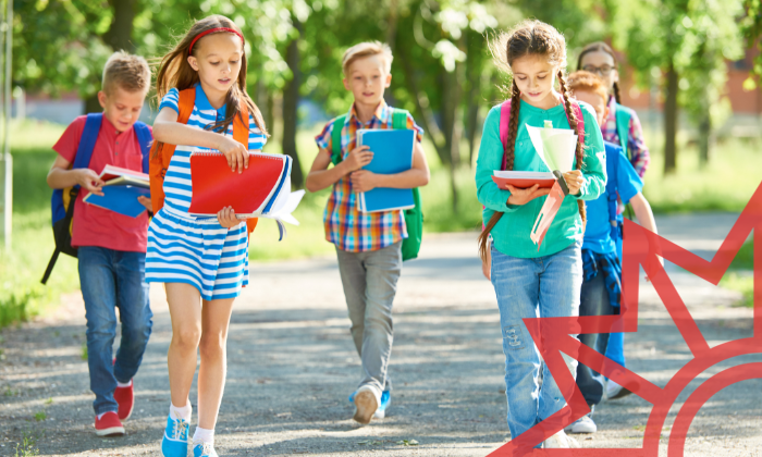 Fünf Kinder laufen mit Heften in der Hand.